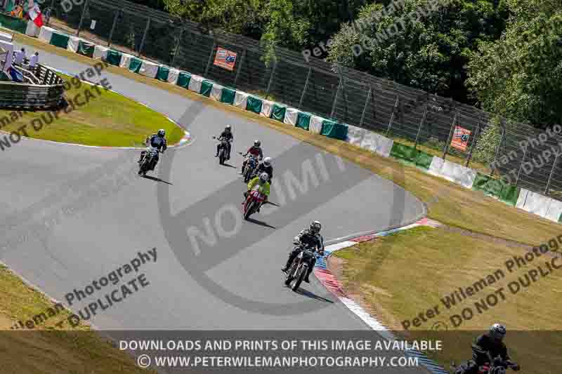 Vintage motorcycle club;eventdigitalimages;mallory park;mallory park trackday photographs;no limits trackdays;peter wileman photography;trackday digital images;trackday photos;vmcc festival 1000 bikes photographs